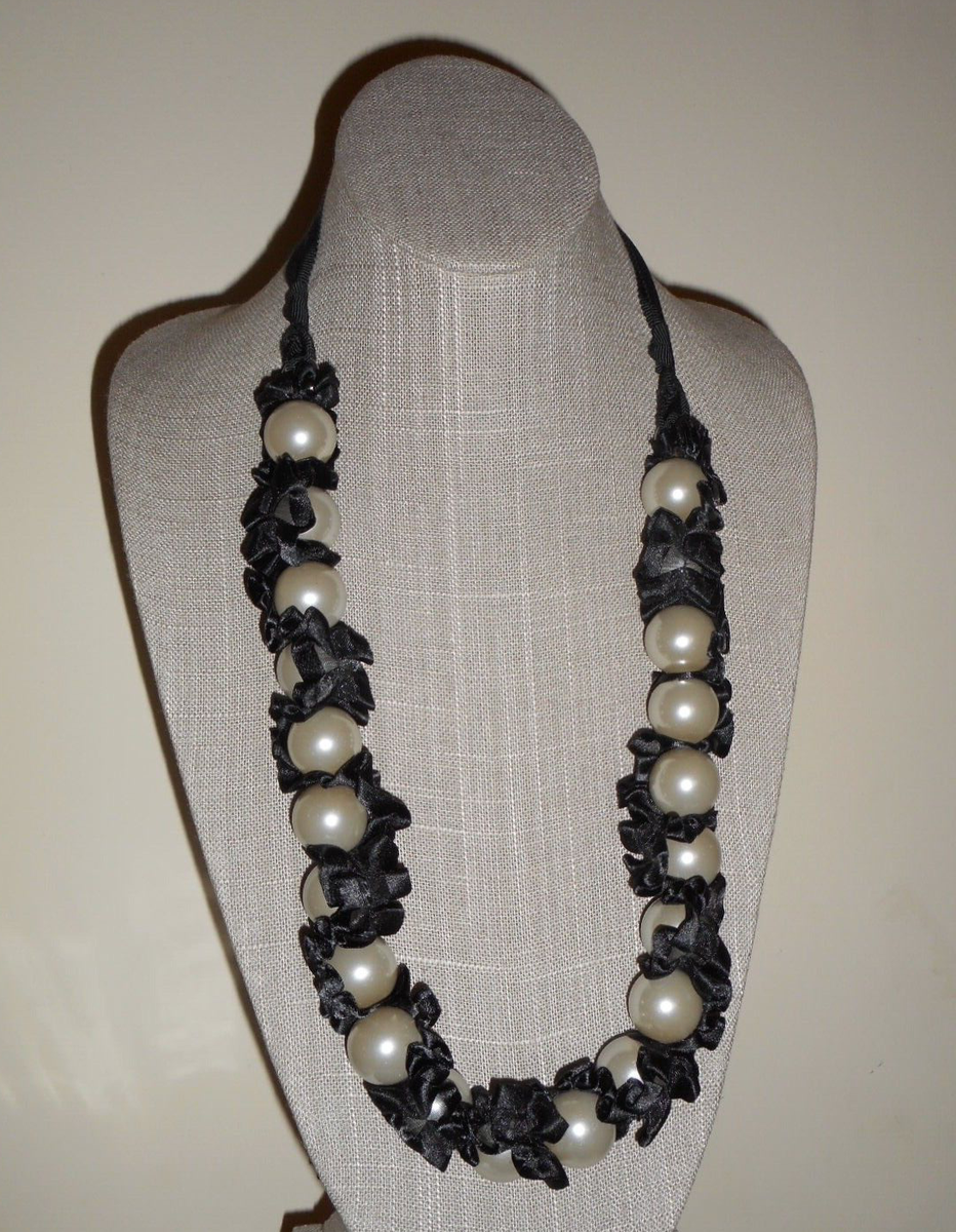 Unsigned Lanvin Faux 10mm Pearl Ruffled Black Satin  display picture 2