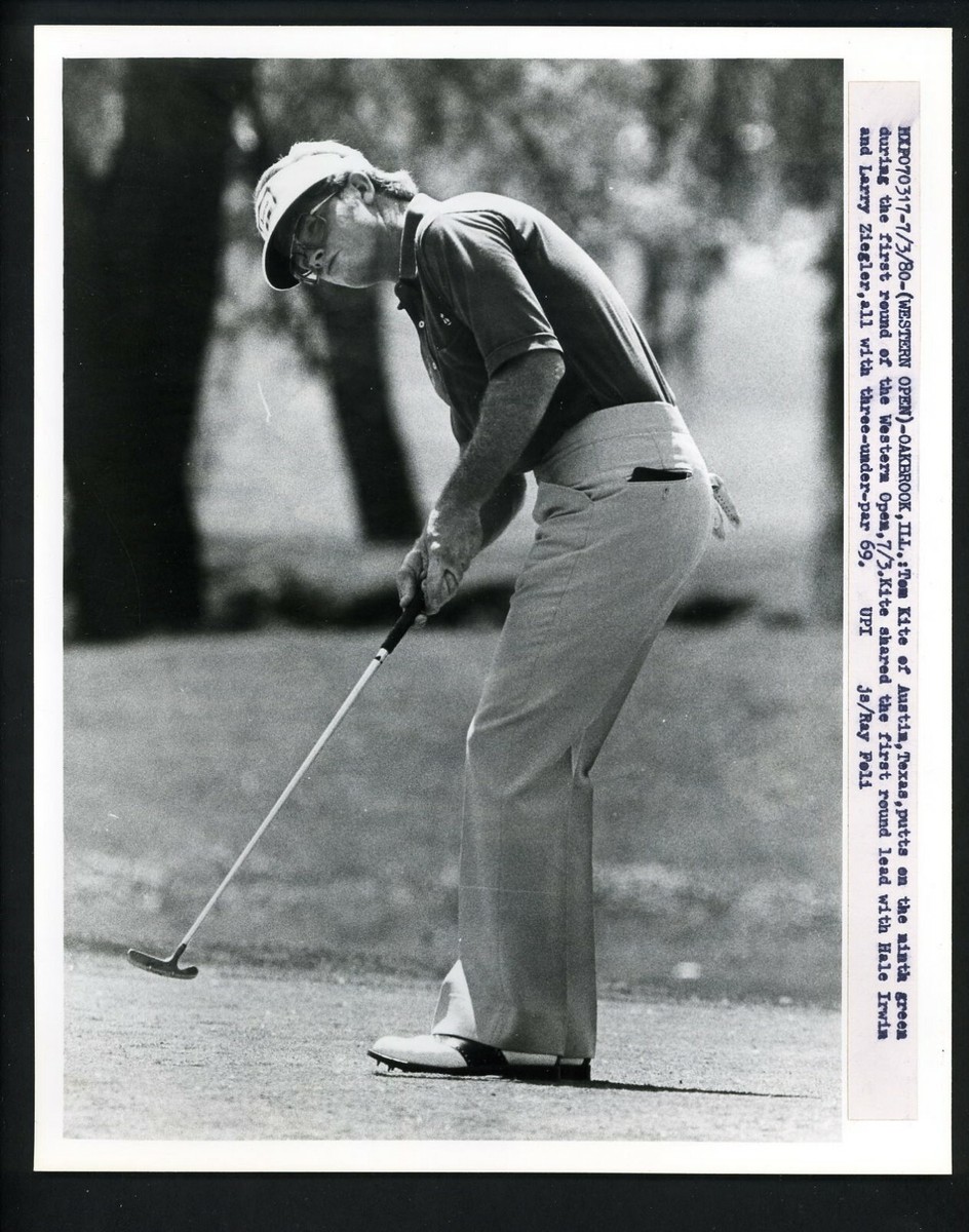 Tom Kite putting at 1980 Western Open Golf Tournament Press Photo