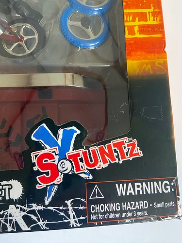 DE COLECCIÓN X Stuntz dedo moto de cross con rampa chico en camisa roja uniFortune 2011 NUEVO - Imagen 3 de 5