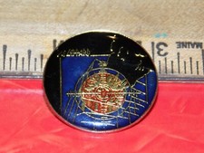 VINTAGE DEF LEPPARD ROUND METAL HAT/LAPEL/JACKET PIN, NEW OLD STOCK