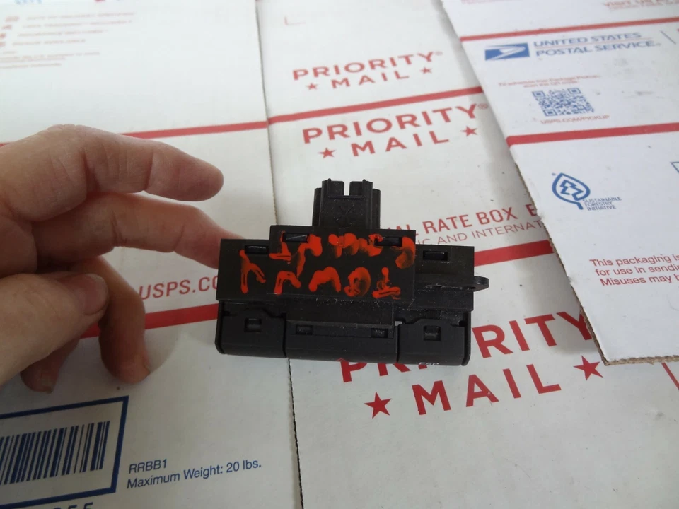 09 10 2009  Chrysler Dodge Town & Country Caravan  Hazard /ESP Switch 68025899AA Foto 3 de 4