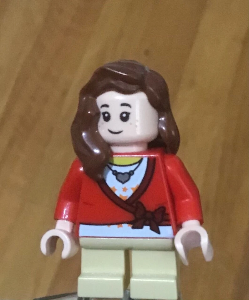 LEGO City Town Girl Top Rojo Mujer con Collar Corazón Largo Cabello Marrón Pierna Corta Foto 2 de 4
