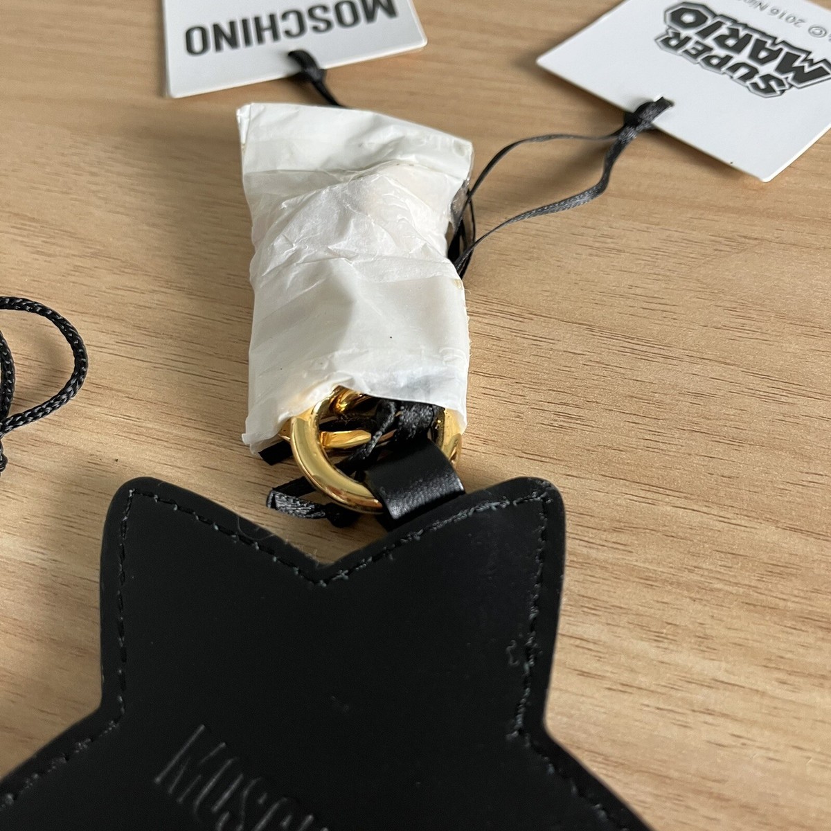 【関税&送料込】Moschino Leather Keychain Moschino Black & White Tao Keychain - BeyondStyle