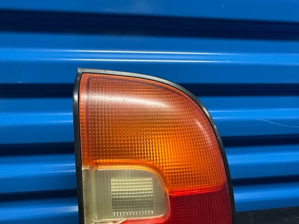 Luz trasera lateral derecha Toyota RAV4 RAV 96-97 4 pasajero lámpara de freno derecha OEM *leer* Foto 2 de 4