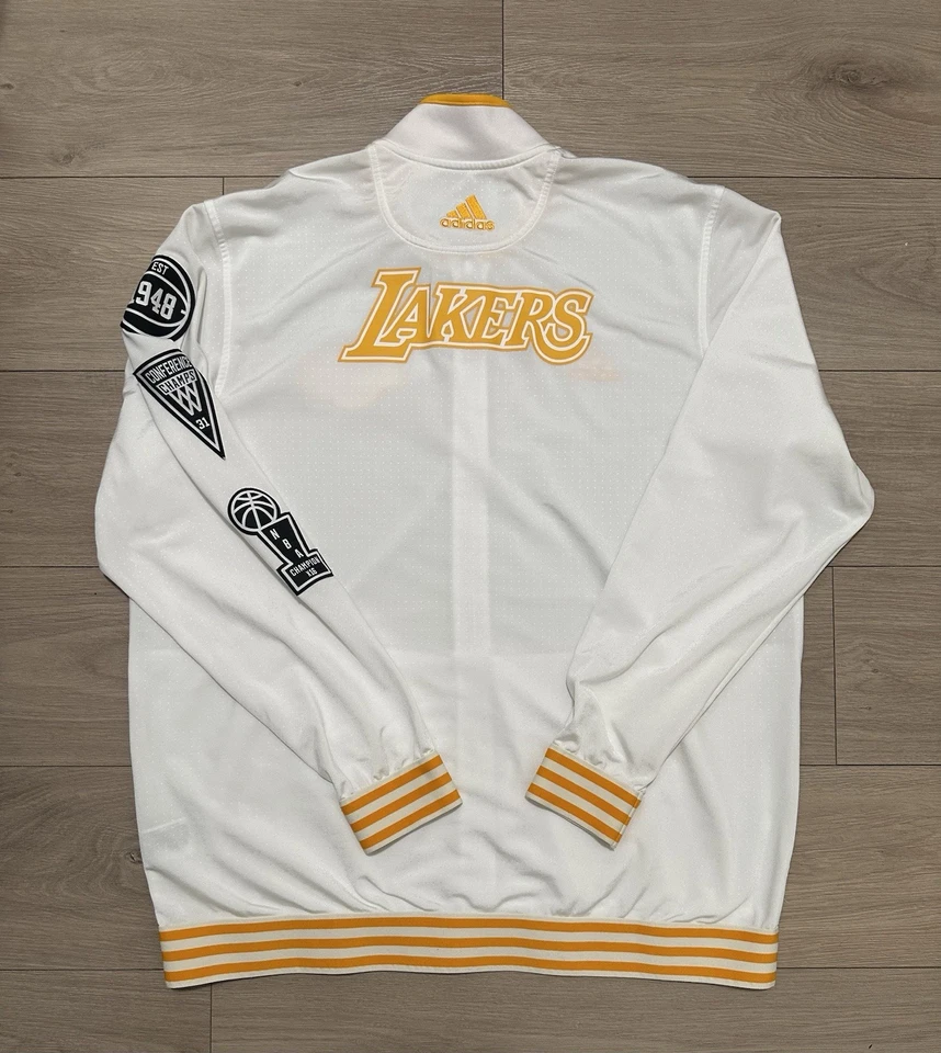 Chaqueta de calentamiento Adidas del año pasado talla 2XL de los Lakers Kobe Bryant Era camiseta blanca Foto 2 de 4