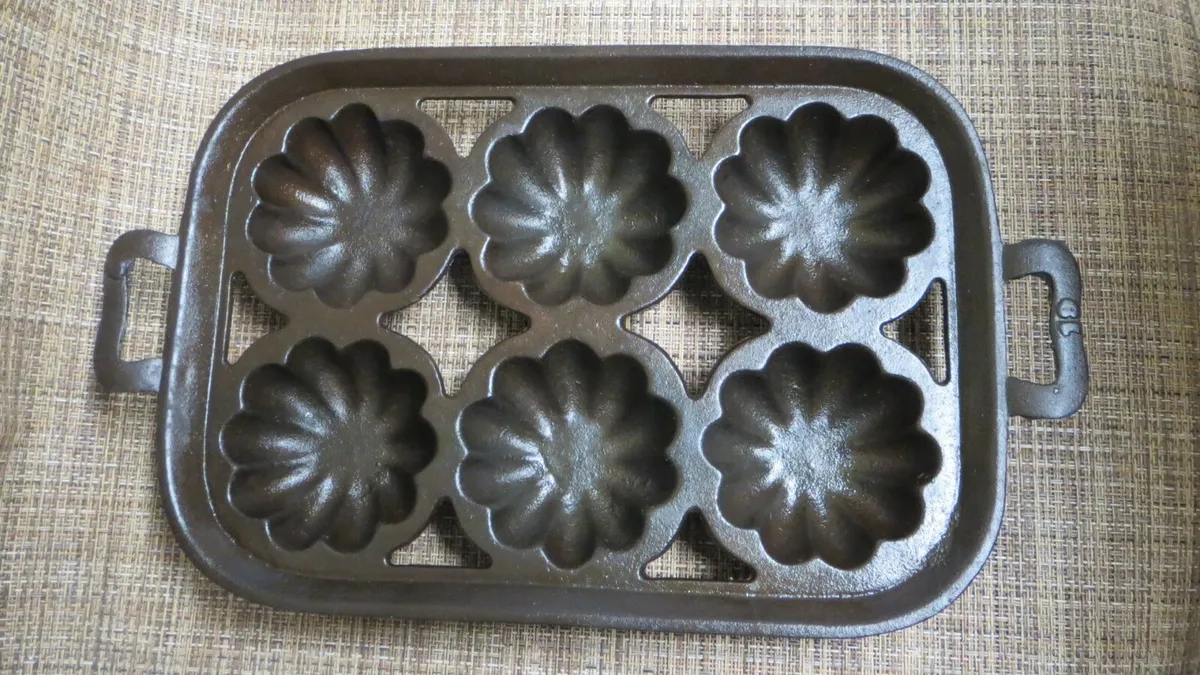 1800's CAST IRON No.19 Turks Head Muffin Pan with Gate Mark