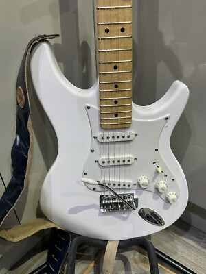 Guitar Iaxe 393 Behringer White Gear4music Bag No Lead Hardly Used