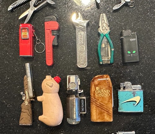 * Lighter Collection, Lot of 10 novelty lighter + 2 pocket knife & 2 keychain - Picture 2 of 20
