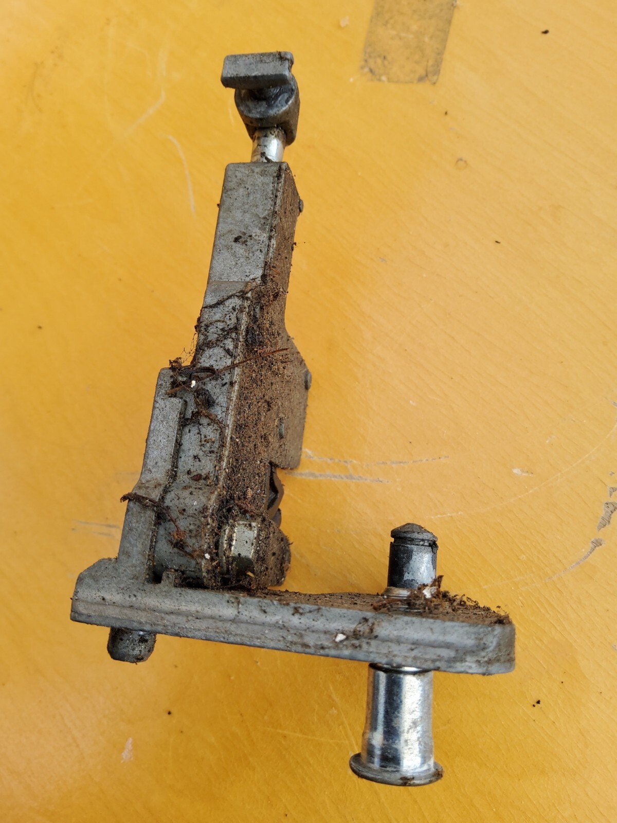 Henderson Garage Door Lower Lock Pair R1037324 L1037323 R1037304