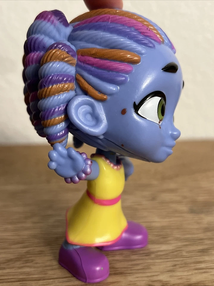 SUPER MONSTERS ZOE WALKER 4” FIGURA DE ACCIÓN VINILO JUGUETE (USADO) Foto 2 de 4