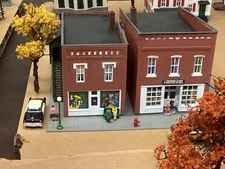 Con-Cor HO Scale Small Town Retail Stores ASSEMBLED with figures and three trees