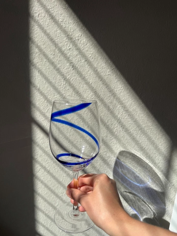 "Vaso de agua de vino Pier 1 azul cobalto remolino tallo 9"" repuesto único" Foto 2 de 4