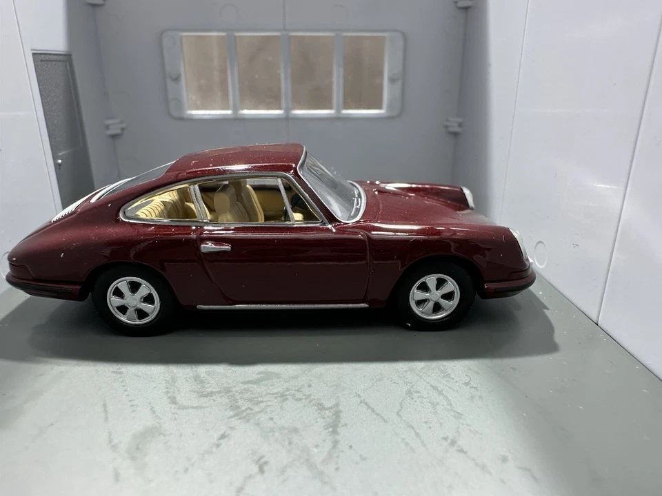 Tomica Limited Vintage Porsche 911S 1:64 - Image 4 of 4