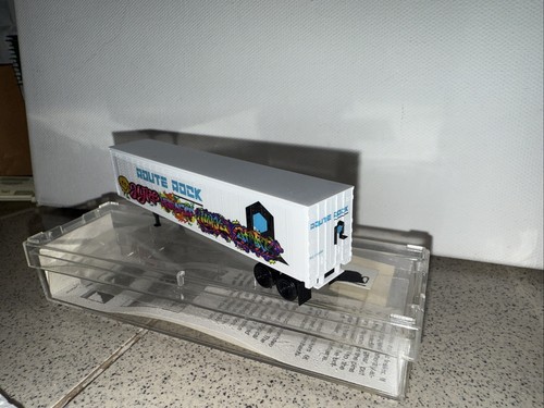 Rimorchio furgone Micro-Trains Linea N Gauge BN Intermodal Route Rock 45' con graffiti - Foto 5 di 5