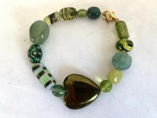 Vintage Handmade GREEN Czech Glass Bead 7-1/4 BRACELET w/Assorted Beads HEART