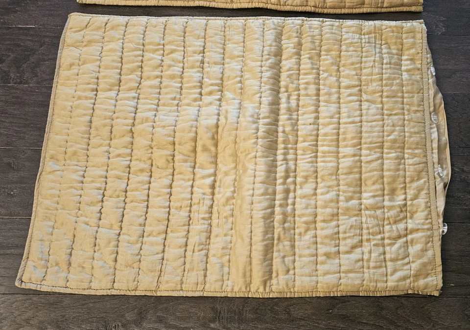 2 fundas de almohada estándar doradas acolchadas de seda Pottery Barn cierre de botón de pico Foto 2 de 4