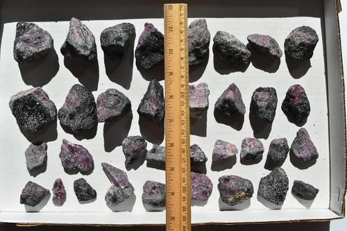 WHOLESALE Ruby in Pargasite Rough from Tanzania UV Reactive 34 pcs # 5498 - Picture 3 of 24