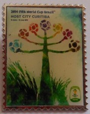 Fußball WM 2014 Curitiba Offizieller Host City Pin Anstecker Brazil Plakat FP114