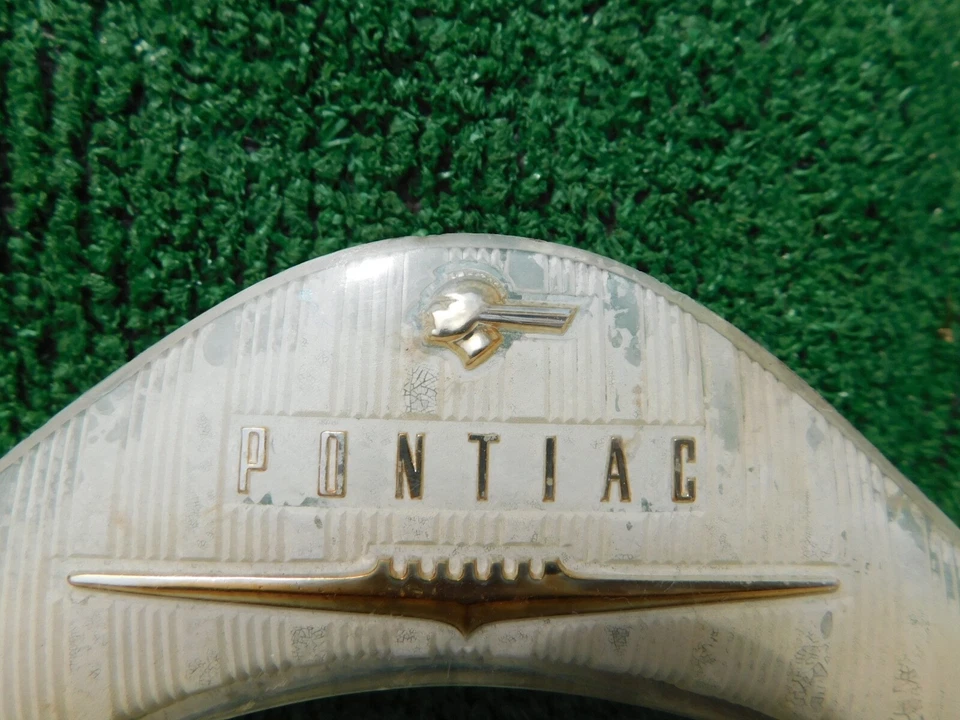 1958 Pontiac horn button with gold trim 58 Star Chief Foto 2 de 4
