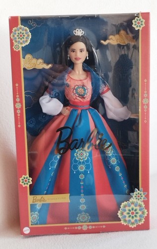 BARBIE SIGNATURE AÑO NUEVO LUNAR 2023 ( Mattel)   .NUEVO - Imagen 8 de 11
