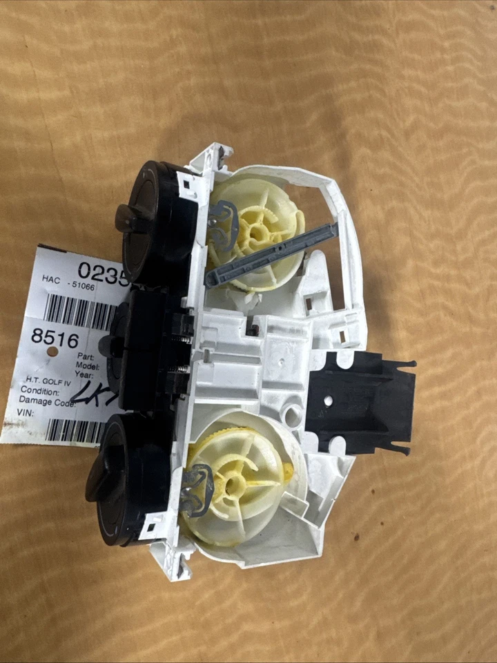 Volkswagen Golf 1999. Controle de aquecedor. Fabricante de equipamento original  - Imagem 3 de 4