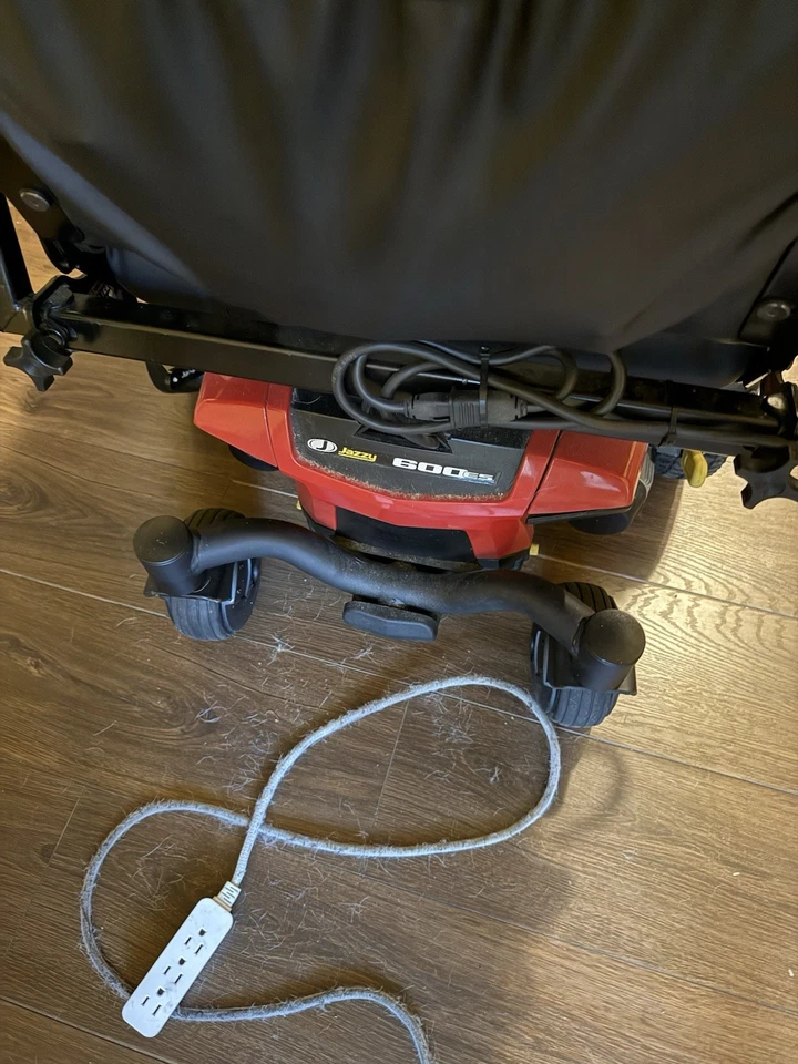 Silla de ruedas eléctrica con mando joystick y cargador Foto 4 de 4