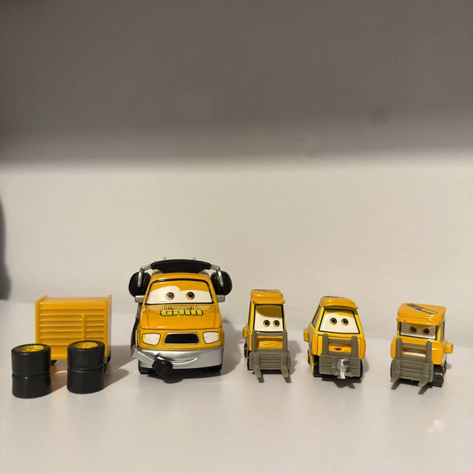 Disney Cars Diecast Octane Gain Pit Crew Chief & Pitties 1:55 Scale - Image 2 of 4