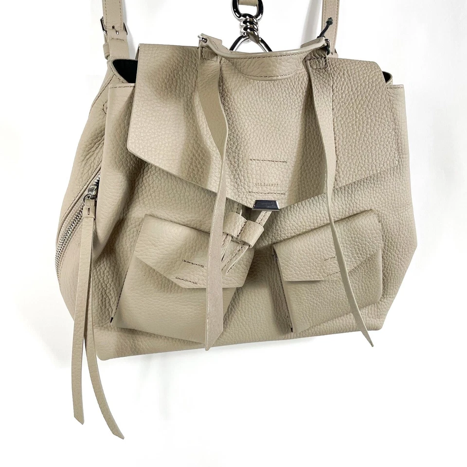 Mochila con etiquetas AllSaints Captain Lea Bolso Dune Beige Cuero Guijarro Foto 3 de 4