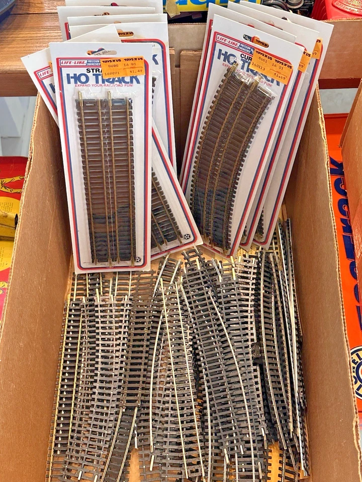 HO TRAIN LOT: TRACKS, TRANSFORMERS, MINI BALDWIN LOCOMOTIVE AND LOTS MORE!! - Image 4 of 4