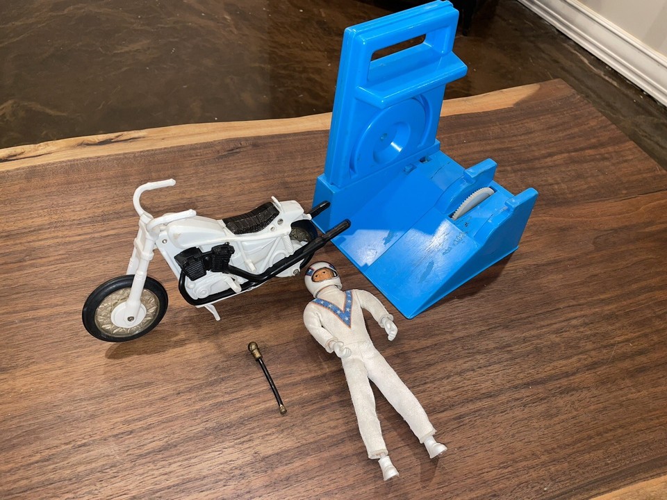 IDEAL VINTAGE EVEL KNIEVEL ACTION FIGURE & LAUNCHER & STUNT CYCLE BIKE