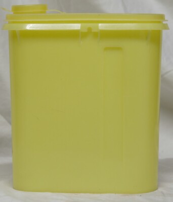Vintage Tupperware 2qt yellow with lid pitcher no handle 587-9