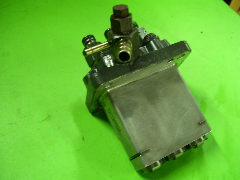 Kubota RTV900 D902 diésel 3 cilindros Conjunto de árbol de levas de inyección de combustible BOMBA Foto 2 de 4