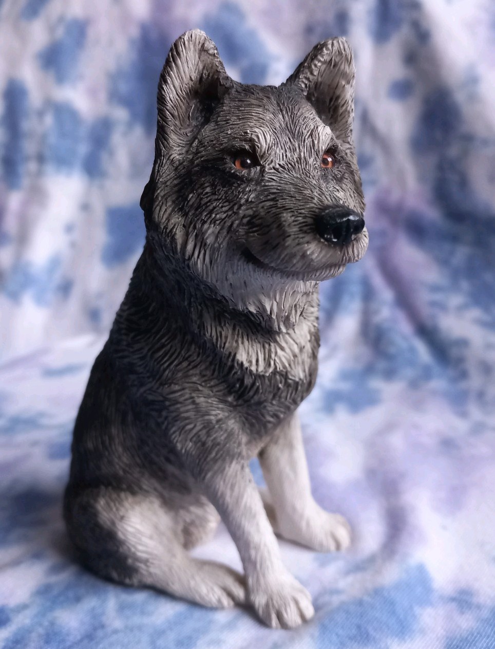 Wolf Ornament. Great Condition.