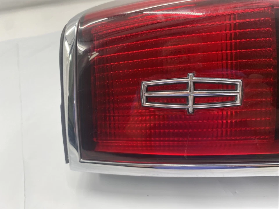 1994 年林肯镇汽车右手乘客侧尾灯原始设备制造商 — 第 2/4 张图片