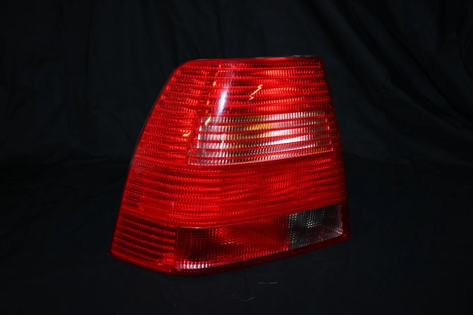 Juego de montaje de luces traseras Hella MK4 1999-2003 VW JETTA Foto 4 de 4