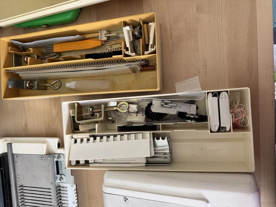 Máquina de tejer electrónica de calibre medio Studio White SK-860 Foto 2 de 4