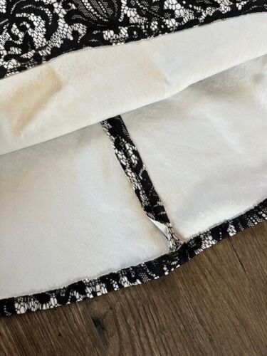 NWOT Karen Kane 4L30540 White/Black Bonded Stretch Lace VNeck Fit Flare Dress XS - Picture 3 of 4