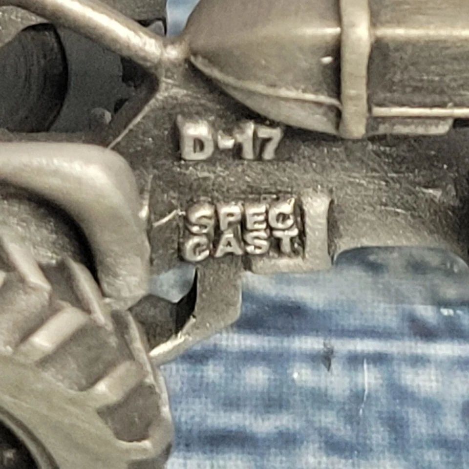 Vintage Speccast 1/64 scale Allis-Chalmers D-17 pewter display tractor  - Image 3 of 4