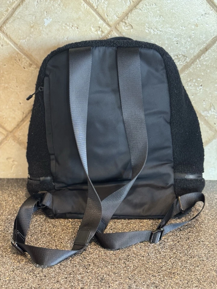 Mochila de aventurero Lululemon para mujer mini sherpa polar correas ajustables negra Foto 4 de 4