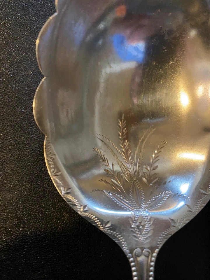 CUCHARA BAYAS GRANDE PLATA ESTERLINA CON MONOGRAMA CON GRAN FORMA 8 1/2" ERA 1900 Foto 2 de 3