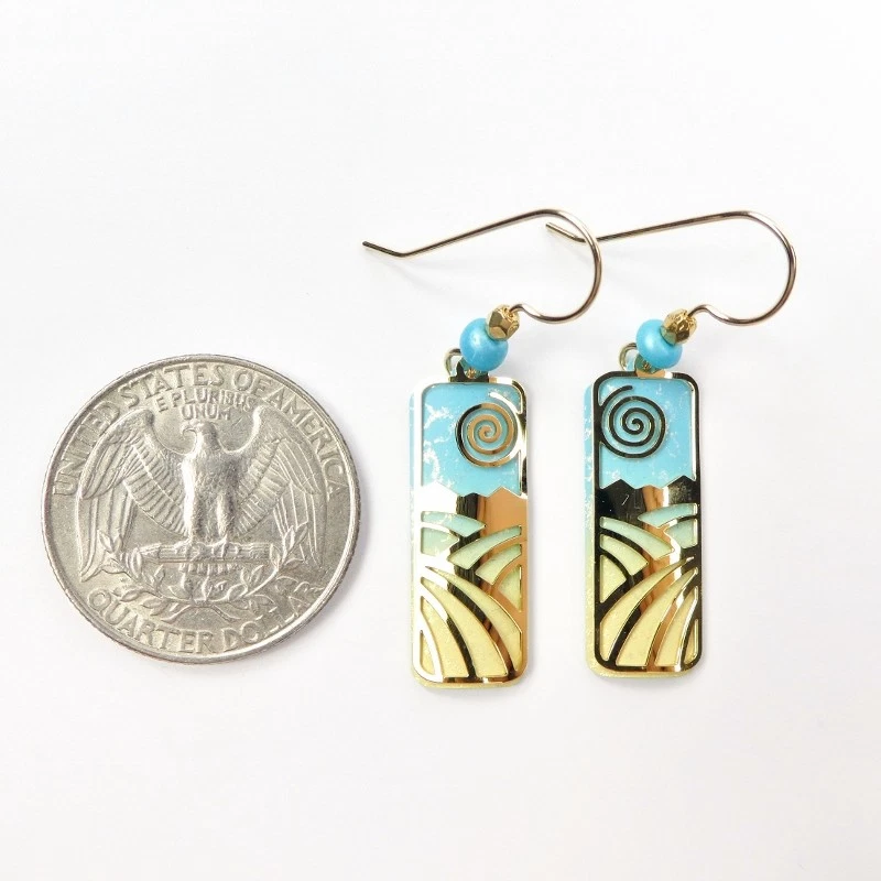 Pendientes Adajio Columna Azul Cielo y Dorado con Superposición 'Campos' Hechos a Mano en EE. UU. Foto 4 de 4