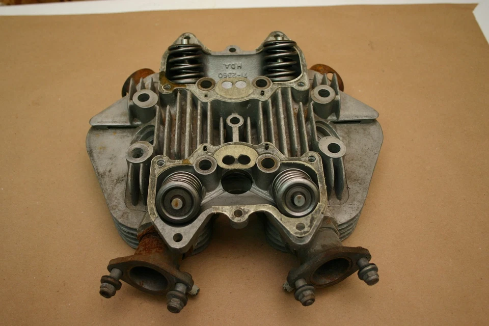 Triumph T120 Bonneville 1972 culata Foto 3 de 4