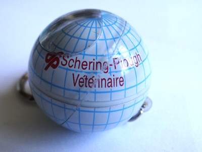 Schlüsselanhänger Erdglobus SCHERING-PLOUGH VETERINÄR schwimmend