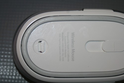 Apple Wireless Mouse A1015 EMC 1938 Genuine - Picture 3 of 6