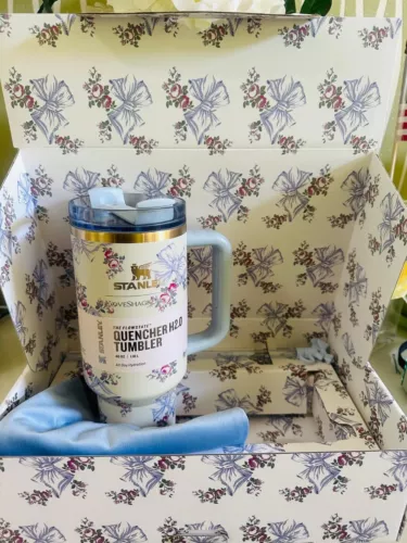 Stanley x LoveShackFancy 40oz Holiday Tumbler – Elegant Rosa Beaux Blue - Picture 4 of 9