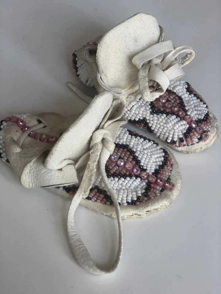 Mocasín de cuero con cuentas para bebé Foto 3 de 4