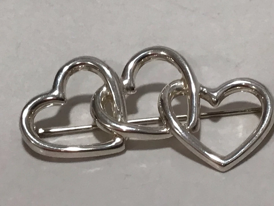 Broche/bolsa de proteção TIFFANY & Co. prata esterlina 0,925 “TRÊS CORAÇÕES” - Imagem 2 de 4