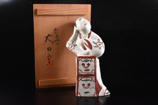 K1461 : POUPÉE japonaise en porcelaine de couleur style Kakiemon en ustensiles Arita