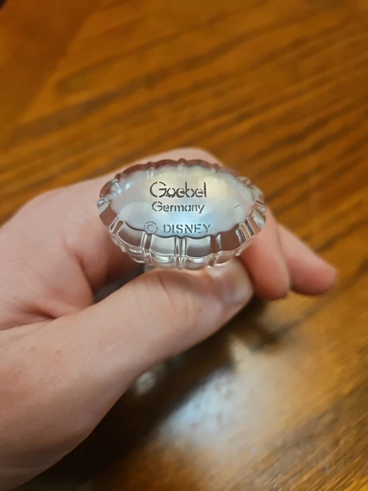 Disney Goebel Cristal Esmerilado Mickey Mouse 3 pulgadas de Alto Sosteniendo Corazón Alemania Foto 2 de 4