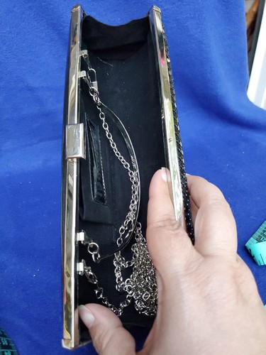 Schwarze Clutch Hartschalen-Geldbörse mit Metallband und Metallgriff - Bild 20 von 24